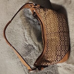 Signature Women's Shoulder Bag